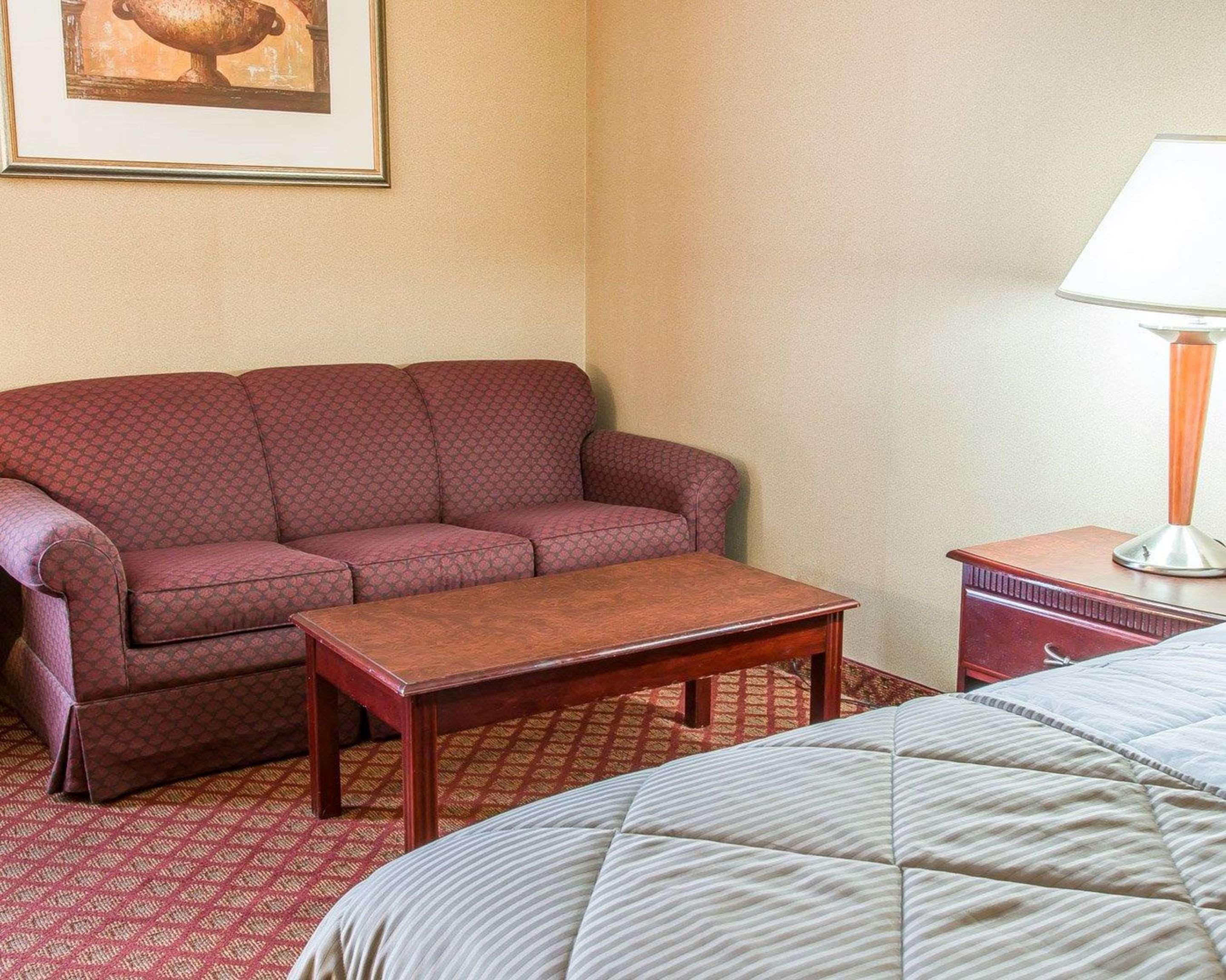 Clarion Inn And Suites Airport Grand Rapids Kültér fotó