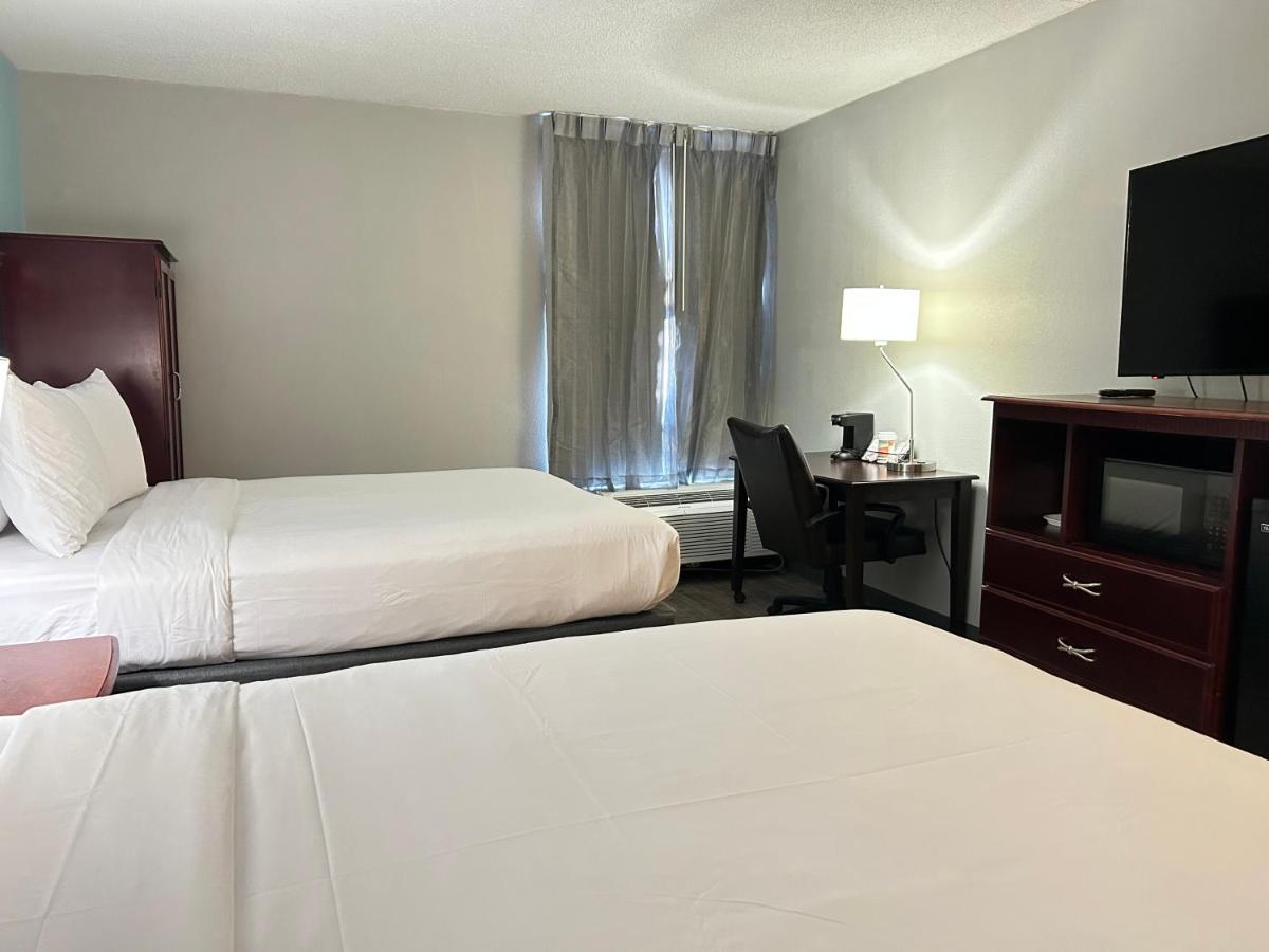 Clarion Inn And Suites Airport Grand Rapids Kültér fotó