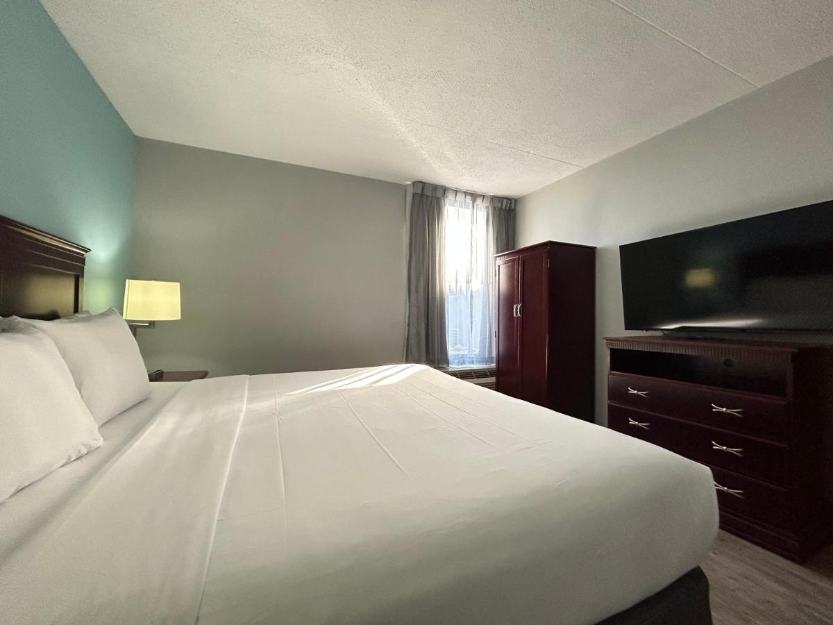 Clarion Inn And Suites Airport Grand Rapids Kültér fotó