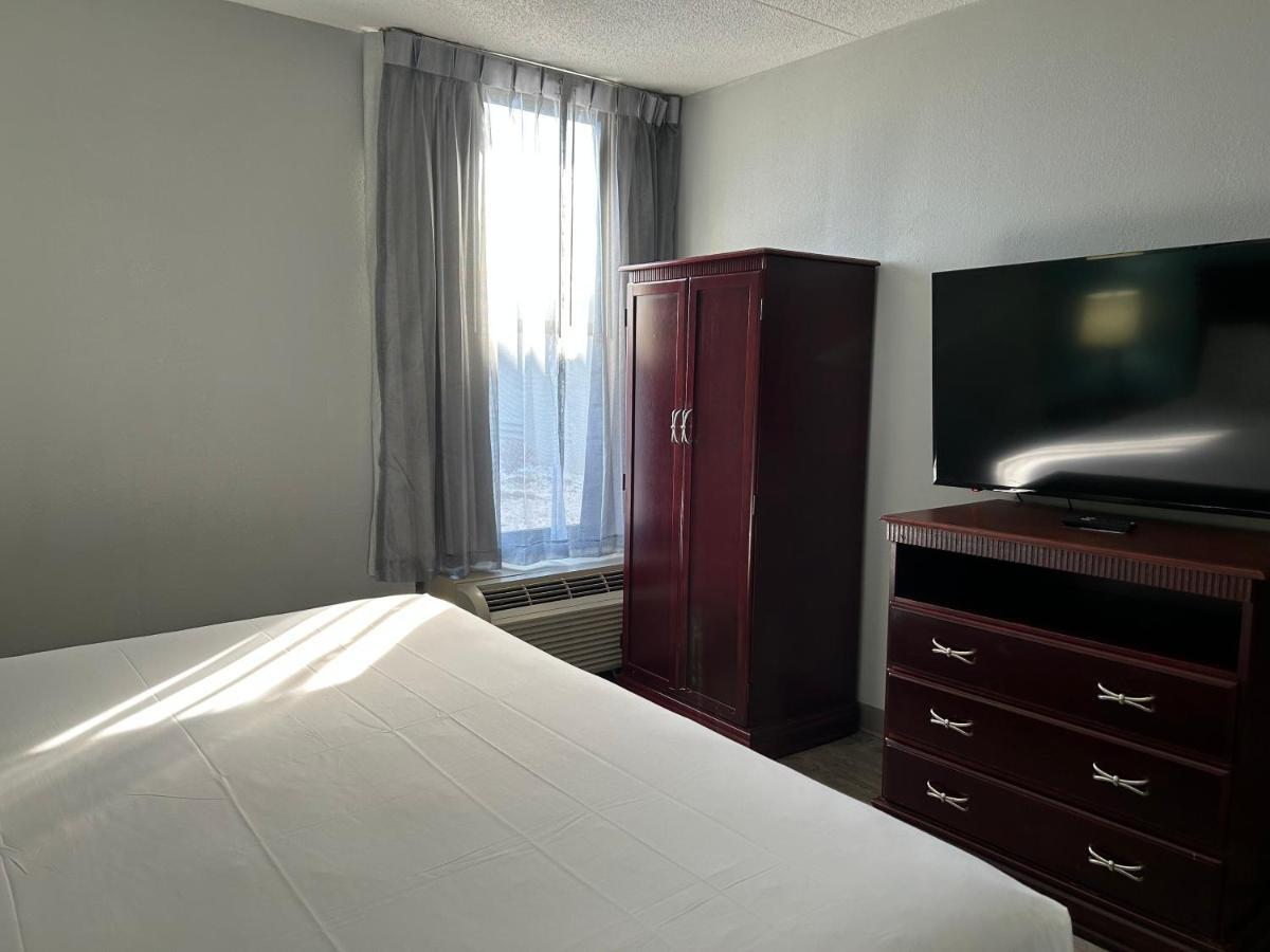 Clarion Inn And Suites Airport Grand Rapids Kültér fotó