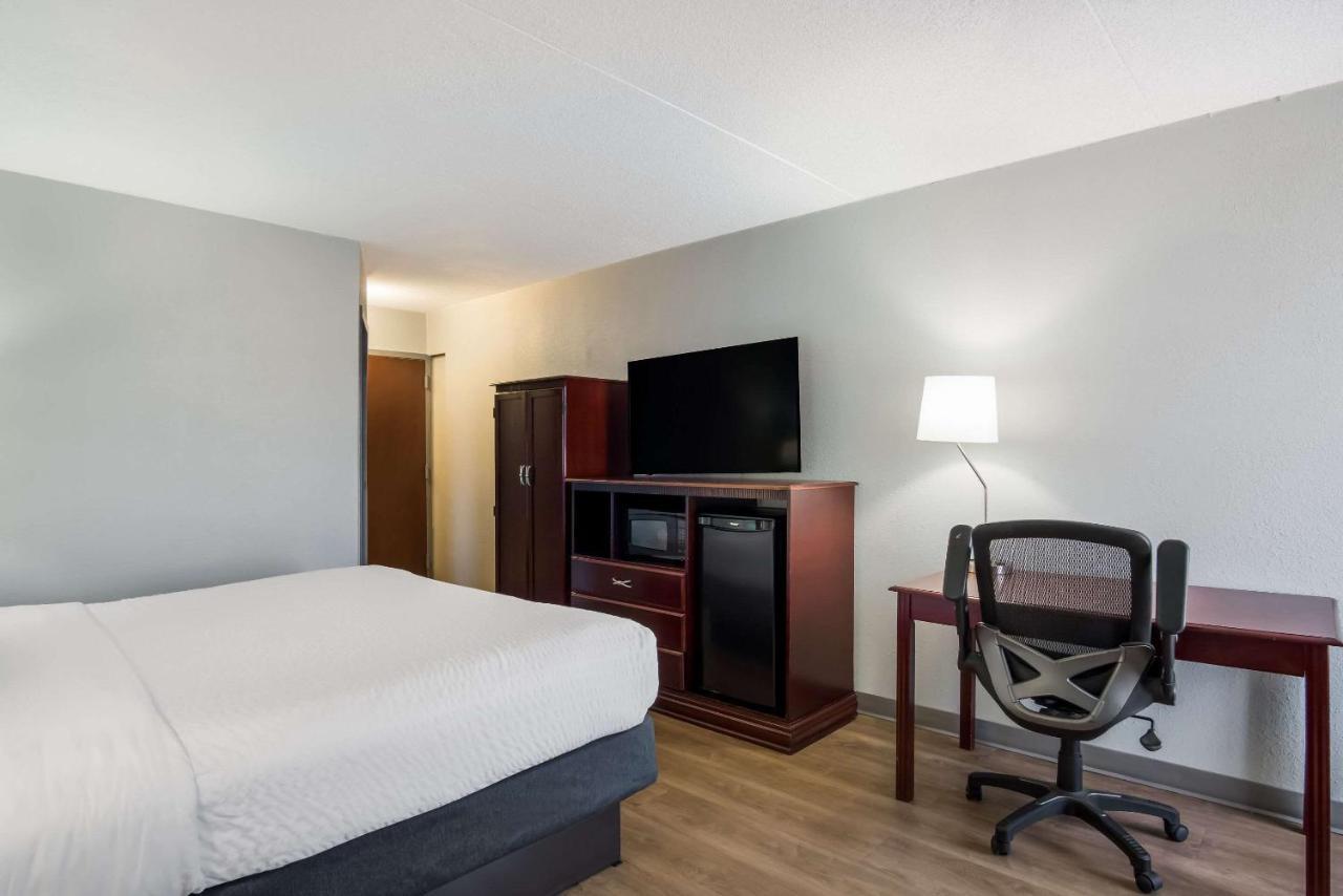 Clarion Inn And Suites Airport Grand Rapids Kültér fotó